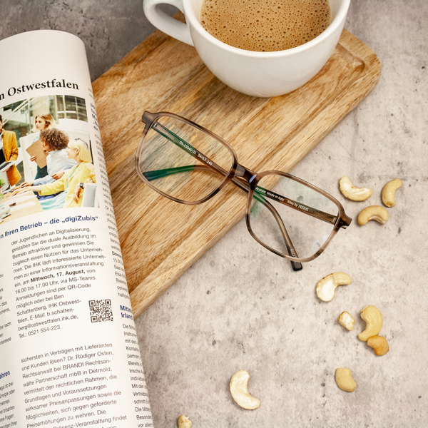 FRAIMS Nature Brille Riley mit Kaffee und Zeitung