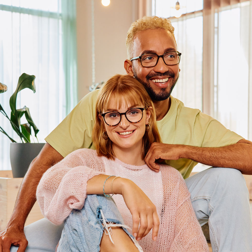 Miri und Hector sitzen zusammen auf den Boden und tragen Fraims Brillen